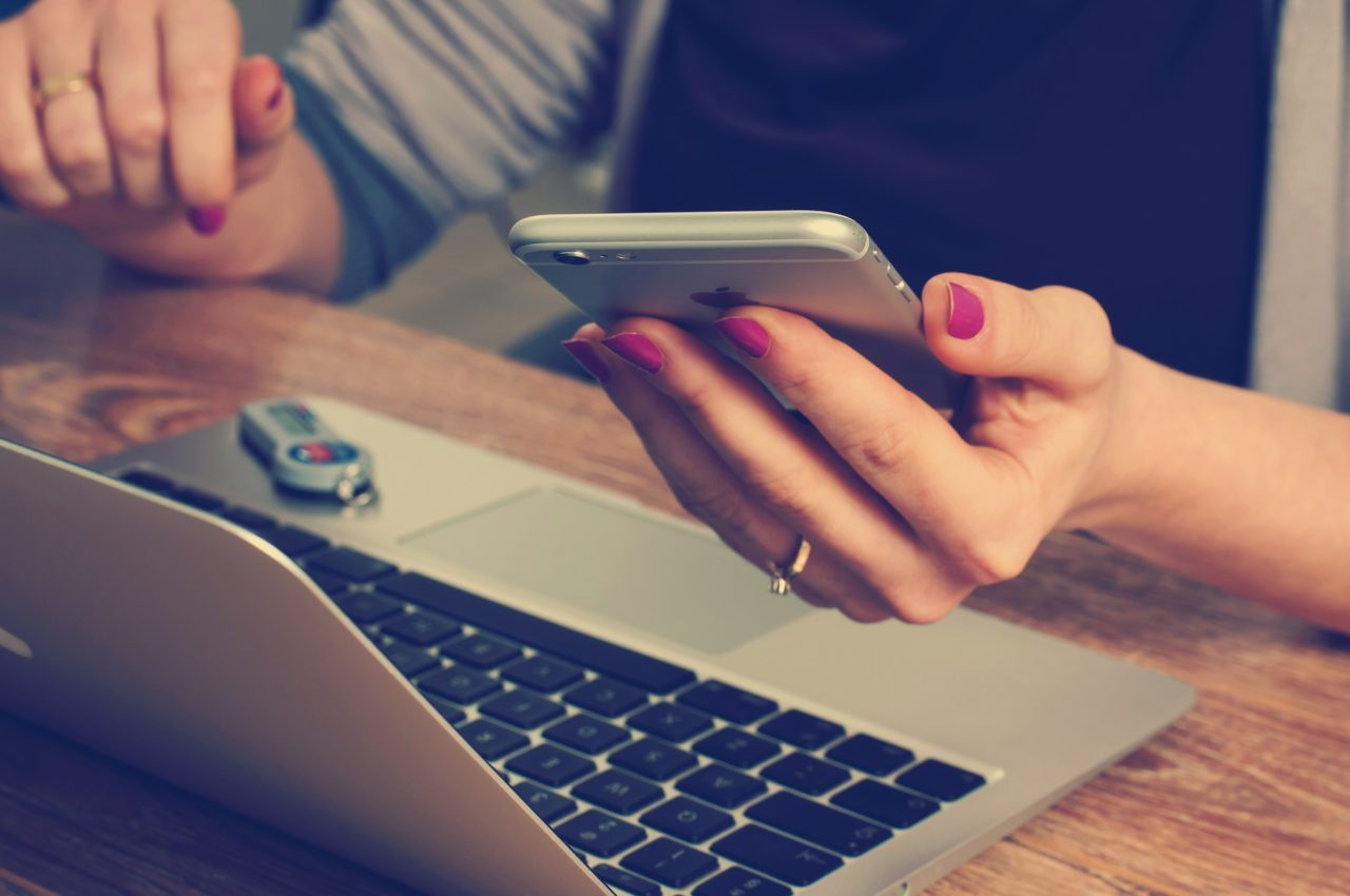 image de smartphone et d'ordinateur