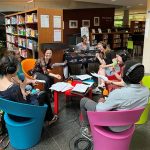 gens assis autour d'une table d'une BU