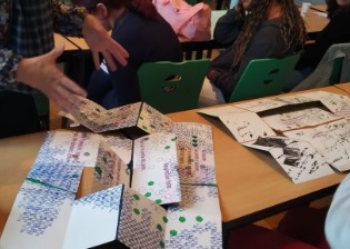 livre d'artiste sur une table