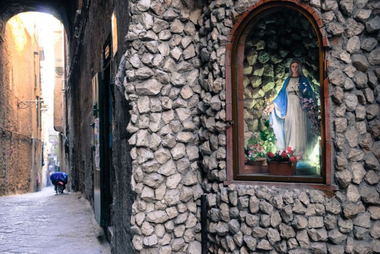 statue de vierge Marie dans une rue de Naples